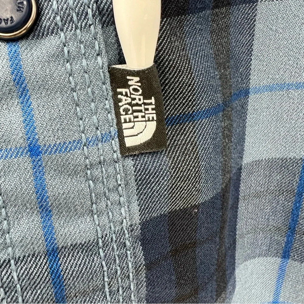 The North Face Blue Plaid Long‎ Sleeve Shirt Men size Large Snap buttons.
